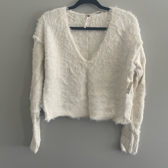 🆕 Free People V Neck Fuzzy Sweater - Picture 3 of 11